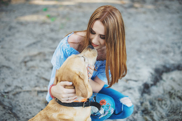 Muotokuva nainen koiran kanssa - Valokuva, kuva