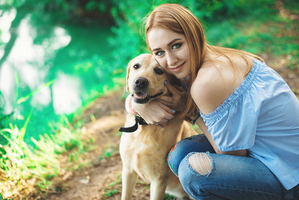 Portret van vrouw met hond - Foto, afbeelding