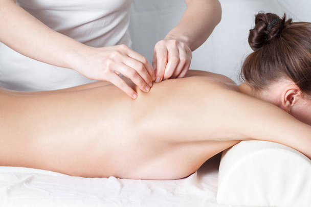 Vrouwelijke massage, rugmassage vrouw close-up - Foto, afbeelding