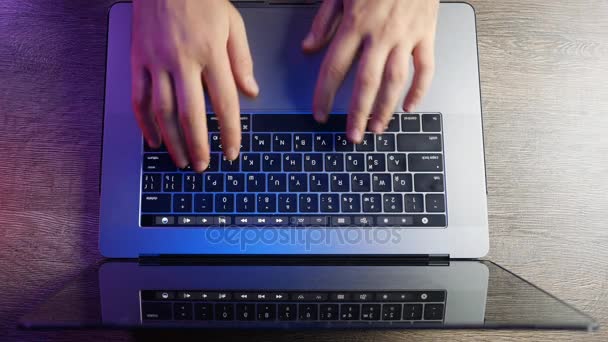 Hände tippen auf Laptop-Tastatur. - Filmmaterial, Video
