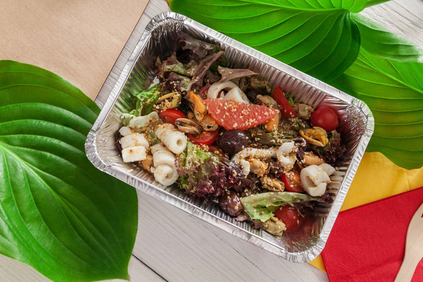 Egészséges táplálkozás fólia dobozok, diéta fogalmát. A tenger gyümölcsei saláta - Fotó, kép