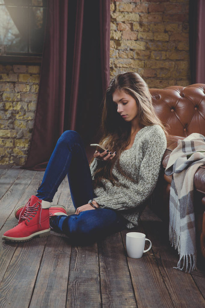 woman using smartphone. Relax time during cold weather - Photo, Image