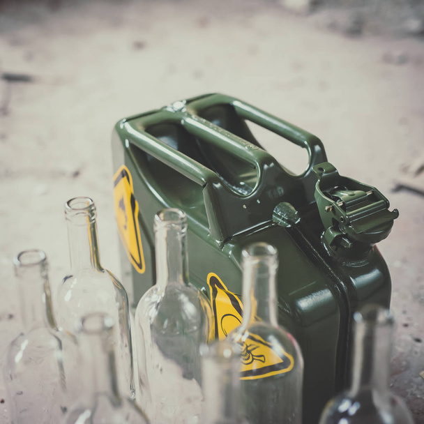 Terörizm. Molotof kokteyli. Boş şişe ile yeşil askeri bidon - Fotoğraf, Görsel