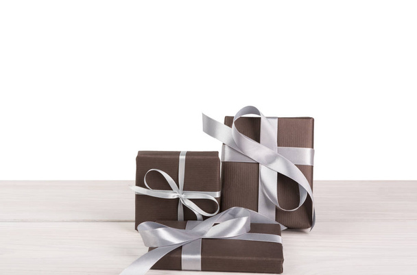 Κουτιά δώρων διακοπών Χριστουγέννων τυλιγμένο σε χαρτί σε λευκό φόντο - Φωτογραφία, εικόνα