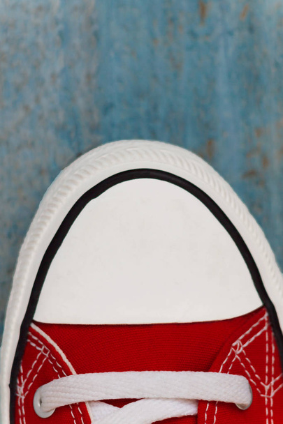 skarpetki etro sneaker, zbliżenie, na niebieskim drewnianym tle - Zdjęcie, obraz