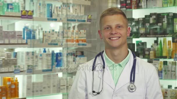 Dokter geven een pakket op camera - Video
