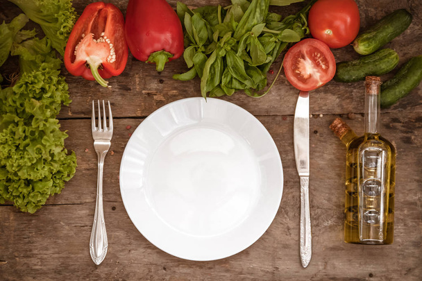 Ingredientes crudos de ensalada, tomate, pepino, pimienta, aceite de oliva en
 - Foto, imagen