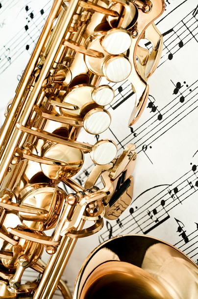 Primeros planos de las teclas de saxofón
 - Foto, imagen