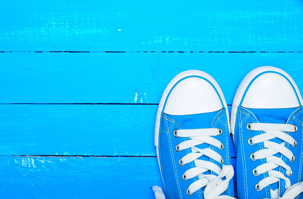 Αθλητικά Παπούτσια μπλε κλωστοϋφαντουργίας με λευκά κορδόνια  - Φωτογραφία, εικόνα