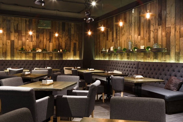 Затишний дерев'яний інтер'єр ресторану, копіювання простору
 - Фото, зображення