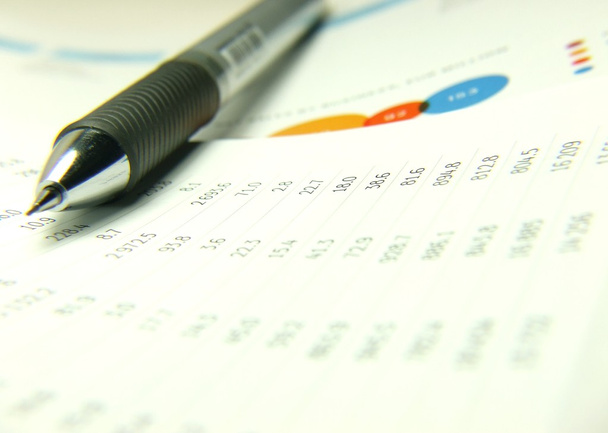 Финансовая отчетность и ручка
 - Фото, изображение