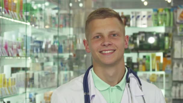 Γιατρός χαμογελαστός και αυξανόμενη χάπια σε κάμερα - Πλάνα, βίντεο