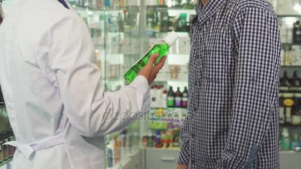 Lääkäri antaa pullon suuvettä potilaalle ja kättelee
 - Materiaali, video