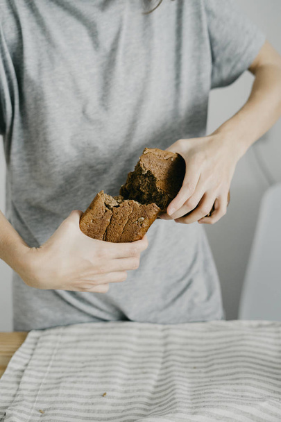 Woman breaks the bread in half - Foto, immagini