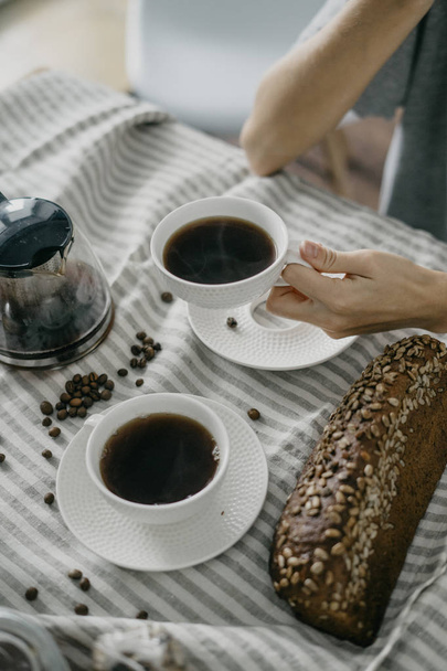 Tasse avec café dans la main de la femme
 - Photo, image