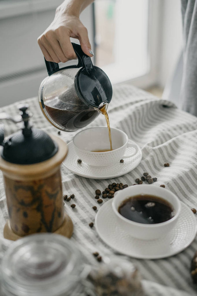 Nő az öntés kávé bögre reggelire  - Fotó, kép