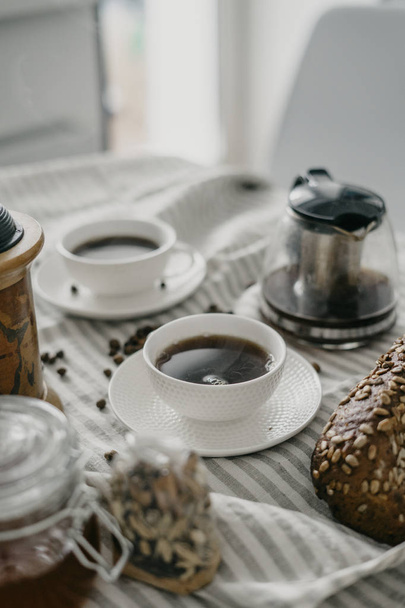 Tasses blanches avec café pour le petit déjeuner
  - Photo, image