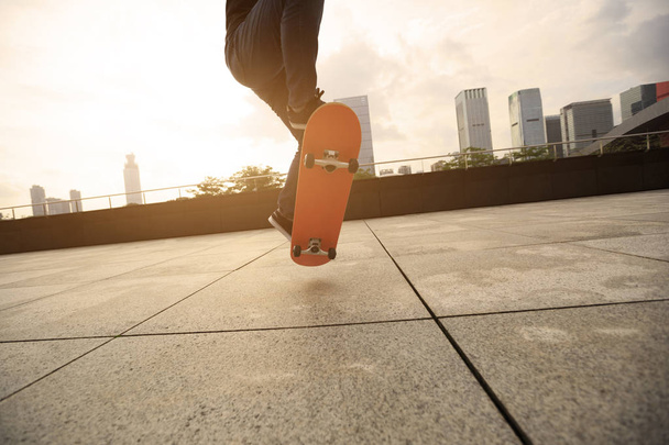 skateboarder legs practicing  - Zdjęcie, obraz