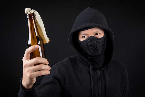 Demonstrant oder Terrorist mit Molotow-Cocktail - Foto, Bild
