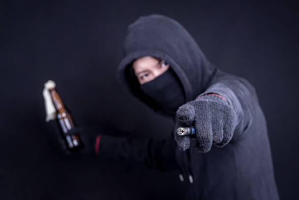 Протестующий или террорист с коктейлем Молотова
 - Фото, изображение