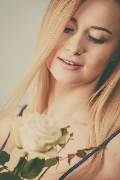 woman holding white rose - Foto, Bild