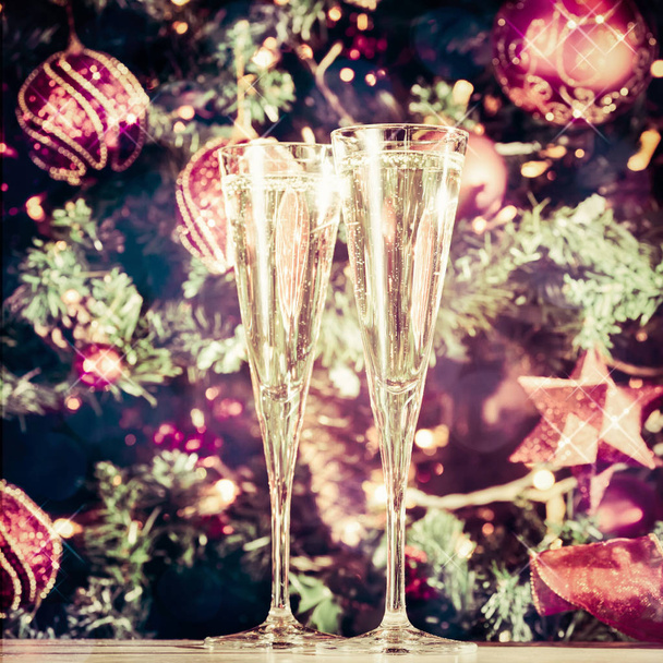 Дві склянки шампанського з фоном на ялинці та хіром
 - Фото, зображення