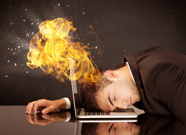 Der Kopf des gestressten Geschäftsmanns brennt - Foto, Bild