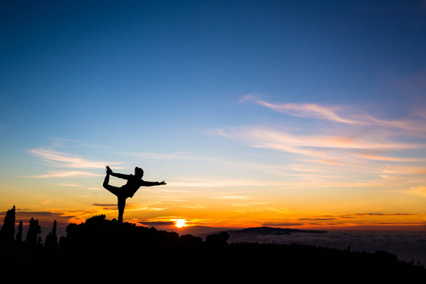 Donna che medita in posa ballerina di yoga, paesaggio stimolante
 - Foto, immagini