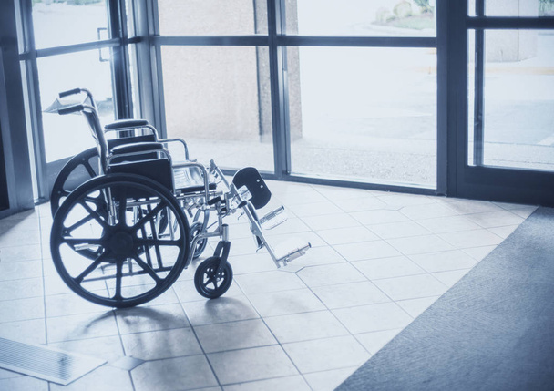 Nowoczesny wózek inwalidzki lekki  - Zdjęcie, obraz