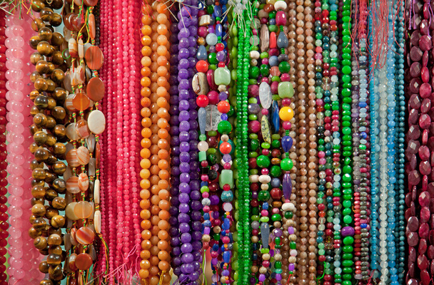 Строки из разноцветных бобов и камней
 - Фото, изображение