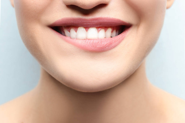 smiling woman with healthy teeth - Фото, зображення