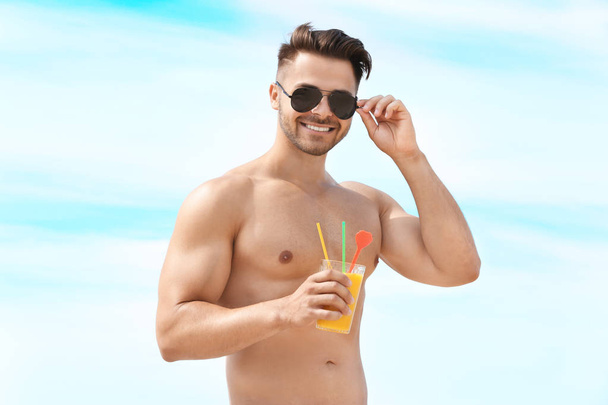 young man with drink  - Foto, Imagen