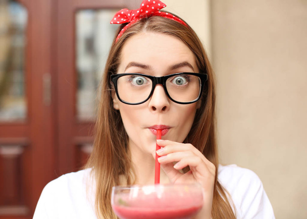 Beautiful young woman in cafe drinking smoothies - Zdjęcie, obraz