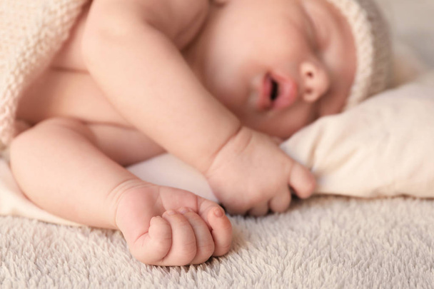 Cute little baby sleeping on bed at home - Foto, Bild