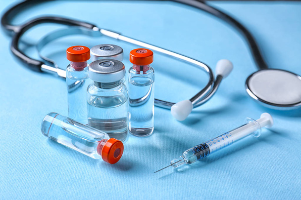 Ampules, syringe and stethoscope - Foto, afbeelding