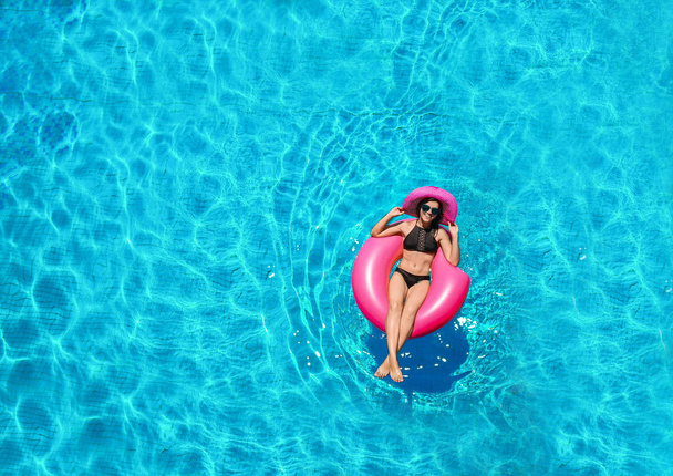 woman with inflatable donut - Foto, afbeelding