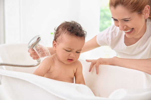 Mother bathing baby - Zdjęcie, obraz