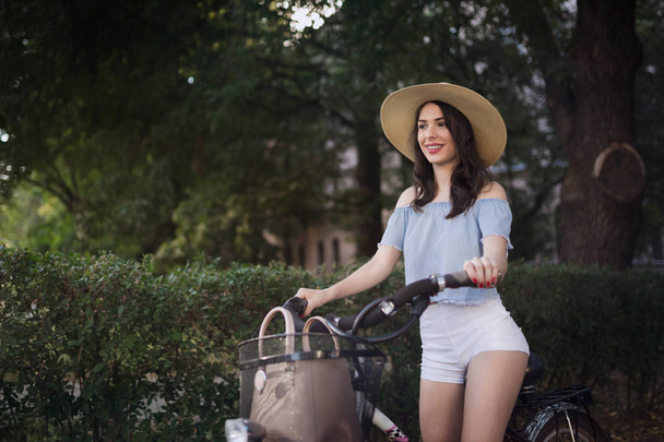 Retrato de mulher bonita aproveitando o tempo na bicicleta
 - Foto, Imagem