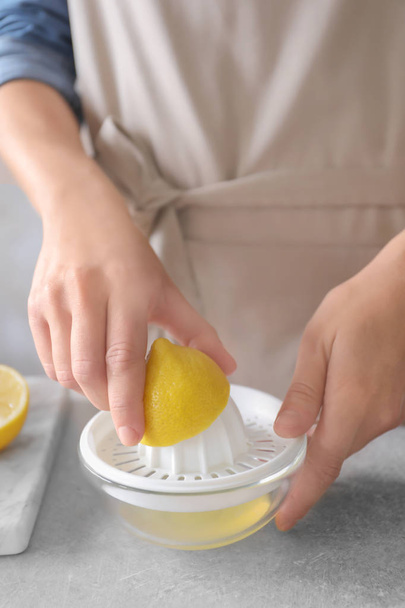 Man extracting lemon juice  - 写真・画像