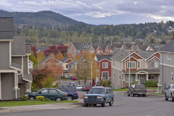 Casas y vehículos del vecindario Oregon
. - Foto, imagen