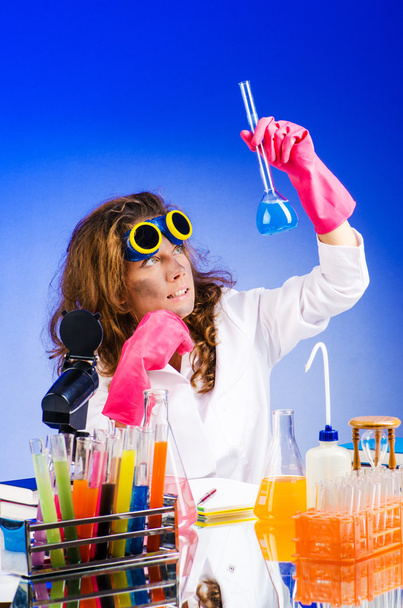 Funny química femenina en el laboratorio
 - Foto, Imagen
