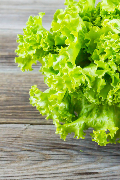 Draufsicht auf frischen Salat auf Holzgrund - Foto, Bild