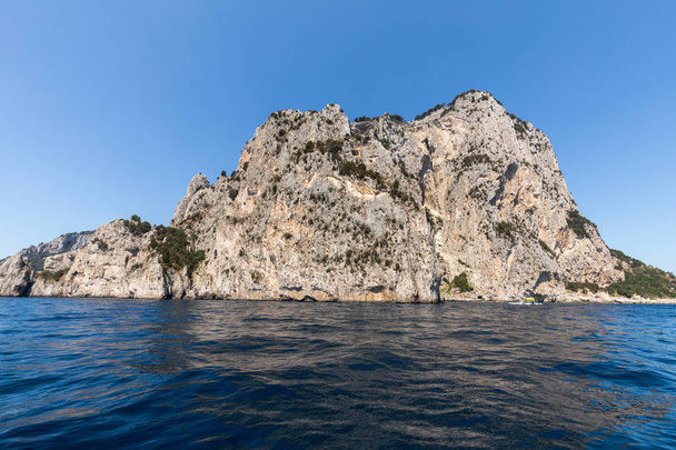 A Ilha de Capri é uma localização muito pitoresca, luxuosa e extraordinária na Itália, famosa por suas rochas altas
. - Foto, Imagem