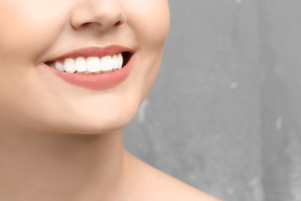 sağlıklı dişlere sahip genç kadın  - Fotoğraf, Görsel