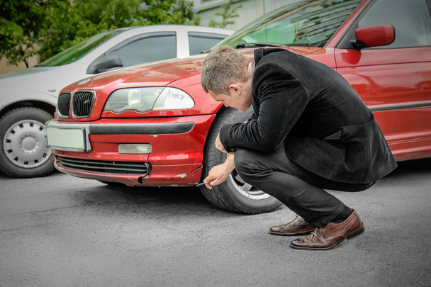 Insurance man checking broken car  - Foto, immagini