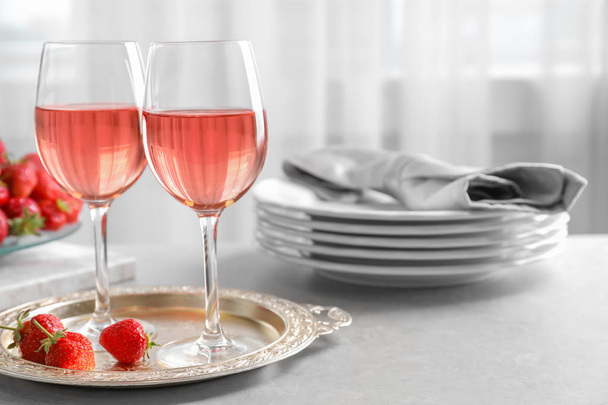 Glasses of strawberry wine - Valokuva, kuva