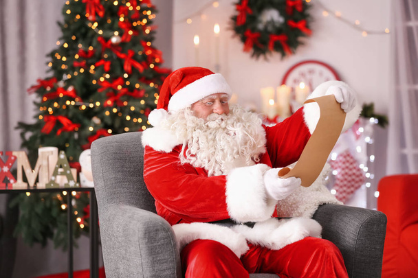 Babbo Natale con foglio di carta
 - Foto, immagini