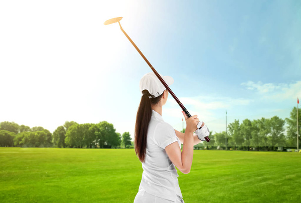 コースでゴルフを演奏若い女性 - 写真・画像