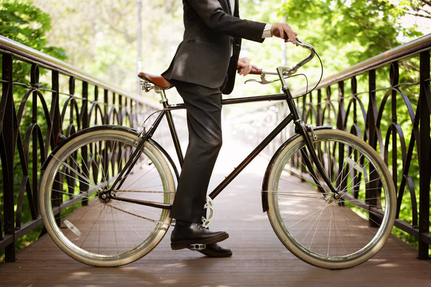 homme d'affaires avec vélo à l'extérieur
 - Photo, image