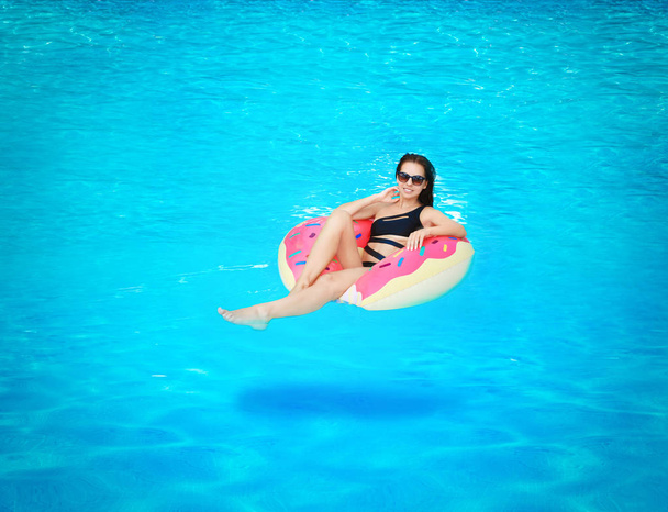 woman with inflatable donut - Foto, Imagem